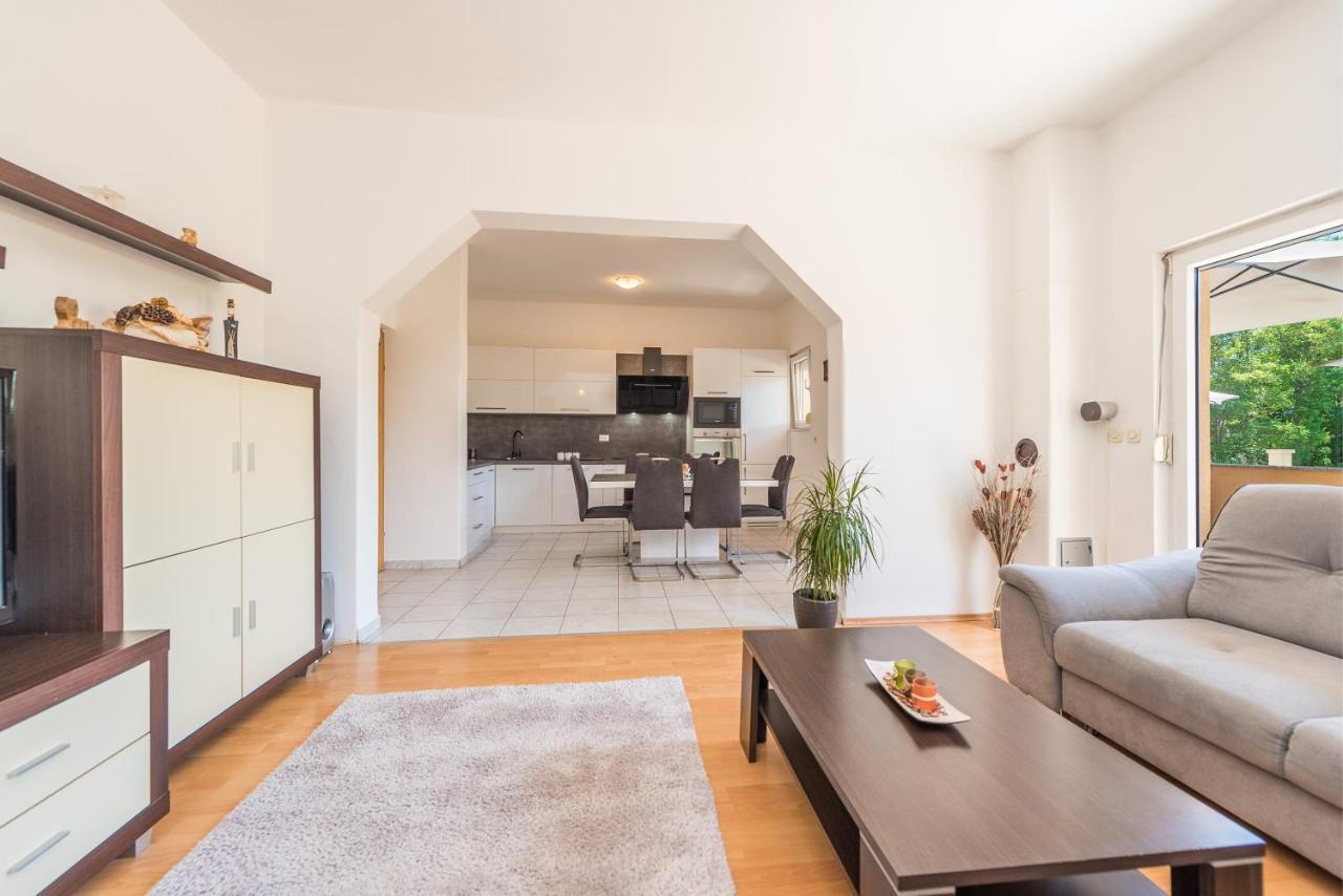 Nelly Apartments Привлака Екстериор снимка